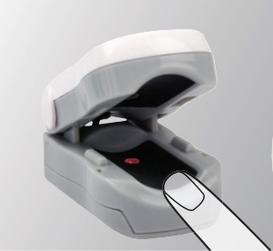 фото 2 - Пульсоксиметр Fingertip pulse oximeters AEROcheck® (portable)