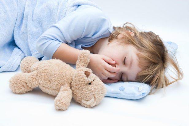 У ребенка сухой кашель и храп во сне